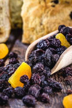 Kurutulmuş üzümler ve kurutulmuş kayısılar. Tahta kaşıkta tatlı meyveleri.