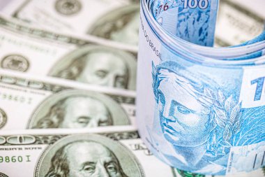 100 Brezilya reisi ve 100 Amerikan dolarının banknotları. Brezilya ve ABD ekonomi kavramı, ekonomi pazarı