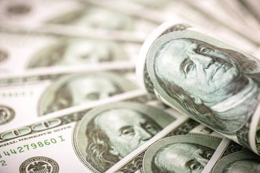 Yüksek çözünürlüklü 100 dolarlık banknot, ekonomi konsepti, Amerikan sanayii yatırımları veya kâr.