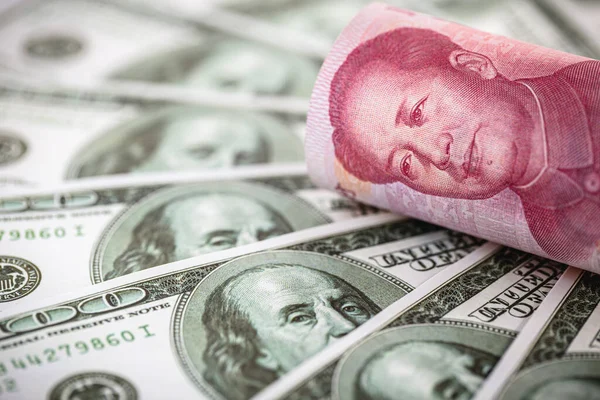 Billetes 100 Dólares Con Billete Cien Yuanes Renminbi Concepto Devaluación — Foto de Stock