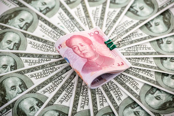 Banconote 100 Dollari Con Banconota 100 Yuan Renminbi Concetto Svalutazione — Foto Stock