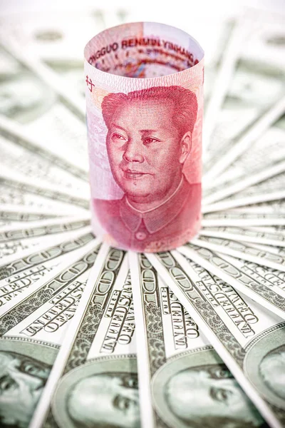 Billete Chino Billete 100 Yuanes Rodeado Muchos Billetes Cientos Dólares — Foto de Stock