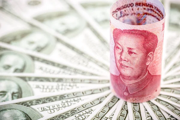 Billete Chino Billete 100 Yuanes Rodeado Muchos Billetes Cientos Dólares — Foto de Stock
