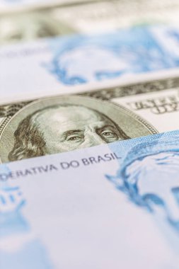 Yüz Brezilya banknotları ve yüz Amerikan doları banknotları, Brezilya ekonomisi krizi konsepti, Brezilya 'nın gerçek anlamda devalüasyonu.