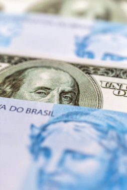 Yüz reais banknot ve yüz dolarlık banknotlar, Brezilya ekonomisi kavramı ve Amerika Birleşik Devletleri
