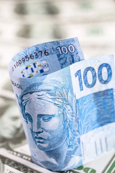 Detalle Billete Cien Reales Brasil Atrapado Entre Billetes 100 Dólares — Foto de Stock