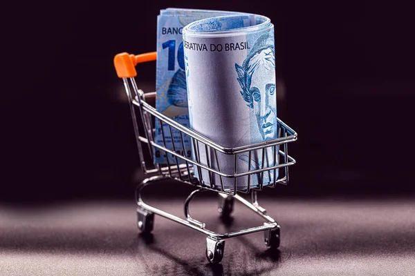 Market Arabası Alışveriş Sepeti Içinde Brezilya Dan 100 Reais Banknot — Stok fotoğraf