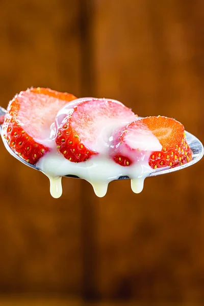 Lingură Căpșuni Lapte Condensat Desert Tipic Brazilian — Fotografie, imagine de stoc