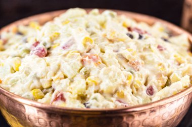 Brezilya 'dan geleneksel süslenmiş mayonez, havuç, domates, bezelye, kuru üzüm, meyve, patates ve diğer sebzelerle karıştırılmış.