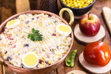 Vejetaryen yiyecekli bakır kap, Brezilya 'dan tipik mayonez, domates, patates, yumurta ve meyveli.