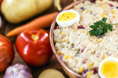 Brezilya mayonezi, partilerin ve kutlamaların tipik bir örneği olarak eşlik veya garnitür olarak servis edilir. Yumurta ve sebzelerle yapıldı.