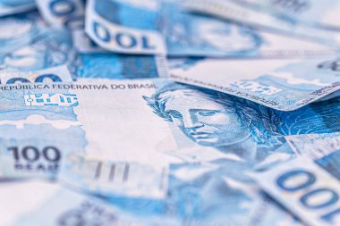 Brezilya 'ya ait 100 banknot atıldı, düştü, Brezilya' daki ekonomik kriz ve durgunluk konsepti veya enflasyon