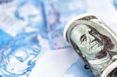 Brezilya 'nın 100 dolarlık banknotları üzerine 100 dolar banknot, Brezilya para birimine karşı yüksek dolar konsepti.