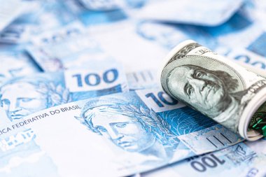Brezilya 'nın 100 dolarlık banknotları üzerine 100 dolar banknot, Brezilya para birimine karşı yüksek dolar konsepti.
