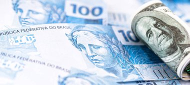 Amerika 'dan yüz dolarlık banknot, Brezilya' dan da yüz dolarlık banknotlar.