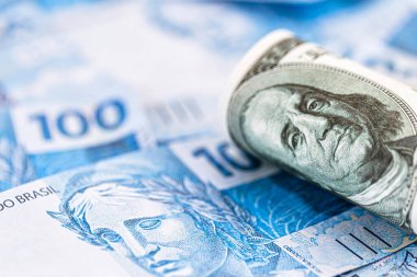 Amerika 'dan yüz dolarlık banknot, Brezilya' dan da yüz dolarlık banknotlar.