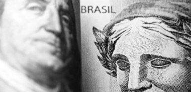 Brezilya 'dan gelen 100 reais banknotunun ayrıntıları. Yanında 100 dolarlık Amerikan doları, kasvetli senaryo, kriz, ekonomik devalüasyon, dakik odaklanma.