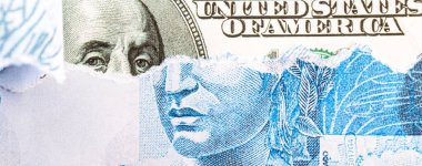 Brezilya 'dan 100 reais banknot 100 dolarlık banknot, borsanın kavramsal imajı, ABD ile Brezilya arasındaki ekonomi