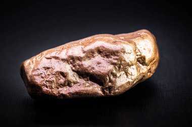 Bakır külçesi, Cu (Latince cuprum) sembolüne sahip kimyasal bir element, oda sıcaklığında bakır katı haldedir..