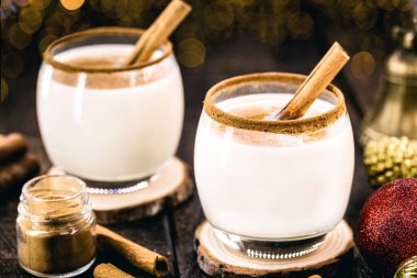 Sıcak eggnog tipik Noel 'dir. Tüm dünyada yumurta ve alkole dayanır. Eggnog, Yaşlı Adam sütü, süt ve pisko, momo kola, coquito veya Crme de Vie veya Eierlikr..
