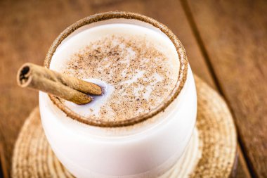 Sıcak eggnog tipik Noel 'dir. Tüm dünyada yumurta ve alkole dayanır. Eggnog, Yaşlı Adam sütü, süt ve pisko, momo kola, coquito veya Crme de Vie veya Eierlikr..