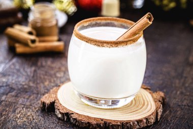Sıcak eggnog tipik Noel 'dir. Tüm dünyada yumurta ve alkole dayanır. Eggnog, Yaşlı Adam sütü, süt ve pisko, momo kola, coquito veya Crme de Vie veya Eierlikr.
