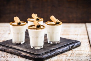 Sıcak eggnog tipik Noel 'dir. Tüm dünyada yumurta ve alkole dayanır. Eggnog, Yaşlı Adam sütü, süt ve pisko, momo kola, coquito veya Crme de Vie veya Eierlikr.