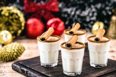 Sıcak eggnog tipik Noel 'dir. Tüm dünyada yumurta ve alkole dayanır. Eggnog, Yaşlı Adam sütü, süt ve pisko, momo kola, coquito veya Crme de Vie veya Eierlikr.