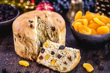 Ev yapımı meyve panettone, tipik bir Brezilya ya da İtalyan noel ekmeği, arka planda bokeh ışığı var.