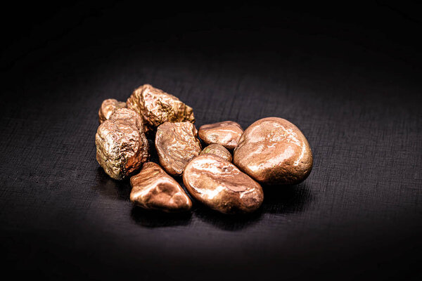 родные медные самородки изолированы на черном фоне, руда для промышленного использования в электропроводке и бытовой технике