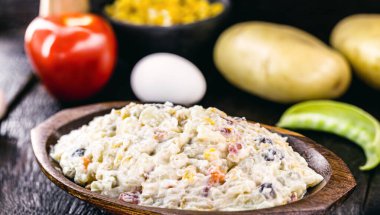 Sebzeli mayonez, Brezilya geleneği. Mısır, mercimek, domates, yumurta ve kuru üzümlü mayonez..