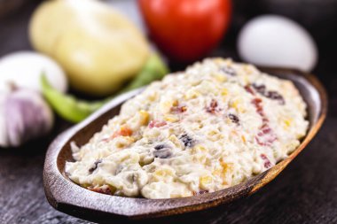 Sebzeli mayonez, Brezilya geleneği. Mısır, patates, mercimek, domates, yumurta ve kuru üzümlü mayonez. Parti ve etkinlikler için Brezilya garnizonu