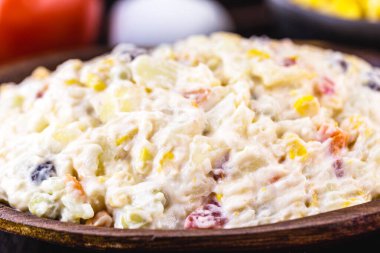 Sebzeli mayonez, Brezilya geleneği. Mısır, patates, mercimek, domates, yumurta ve kuru üzümlü mayonez. Parti ve etkinlikler için Brezilya garnizonu