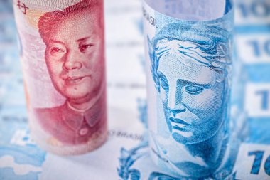 Çin ve Brezilya 'dan gelen para, 100 reais' in banknotları ve 100 yuan 'lık banknotlar, ya da Renminbi' den. Brezilya ve Çin pazarı kavramı.