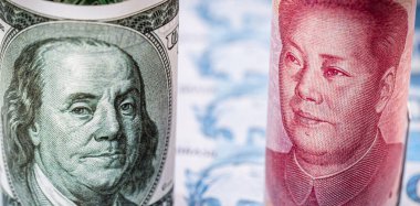 100 $'lık banknot 100 Yuan' lık banknotla yüz yüze. Çin ve ABD arasındaki ekonomik kriz kavramı.