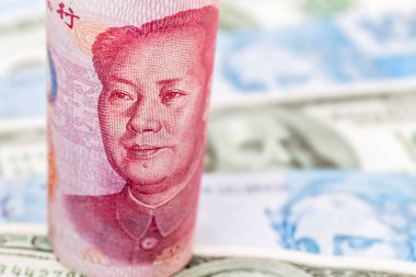 100 $'lık banknot 100 Yuan' lık banknotla yüz yüze. Çin ve ABD arasındaki ekonomik kriz kavramı.