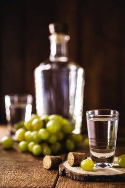 Portekiz 'de ve İtalya' da Grappa veya Graspa 'da bagaceira denilen üzümlere dayanan bir bardak brendi.