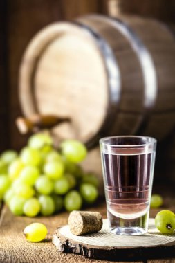 Portekiz 'de ve İtalya' da Grappa veya Graspa 'da bagaceira denilen üzümlere dayanan bir bardak brendi.