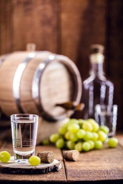 Portekiz 'de ve İtalya' da Grappa veya Graspa 'da bagaceira denilen üzümlere dayanan bir bardak brendi.