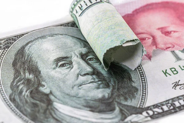 100 Dolarlık Banknot Arka Planda 100 Yuan Lık Banknotun Yırtılması — Stok fotoğraf