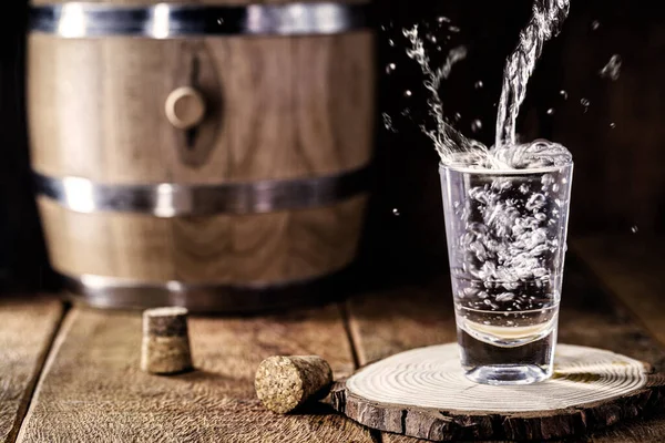 Verter Alcohol Destilado Vaso Chupito Gotas Volando Servido Tablones Madera — Foto de Stock