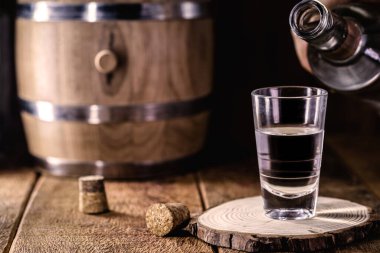 Alkollü içki, eski bir şişede servis edilen bir bar ortamında.