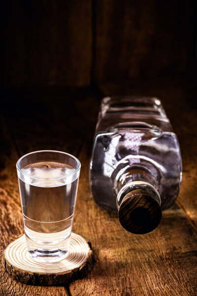 стекло и бутылка крепкого дистиллированного спирта, бренди, напитка на основе сахарного тростника, дистиллированного алкогольного напитка, чистого, высокого содержания алкоголя