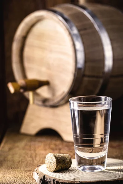 Vaso Alcohol Destilado Como Ron Cachaca Coñac Con Barril Roble — Foto de Stock