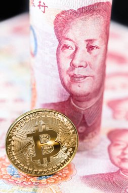 100 Yuan 'lık banknotların yanında bitcoin paraları, Çin parası, merkezi olmayan ekonomi konsepti