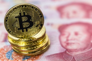 100 Yuan 'lık banknotların yanında bitcoin paraları, Çin parası, merkezi olmayan ekonomi konsepti