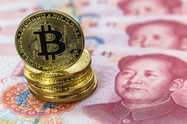 100 Yuan 'lık banknotların yanında bitcoin paraları, Çin parası, merkezi olmayan ekonomi konsepti