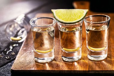 Meksika 'dan tipik ve egzotik brendi, arka planda larva ve limonla birlikte.
