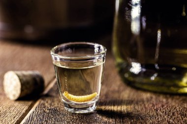 Mezcal (ya da meskal), şişenin dibinde larva larvası bulunan 