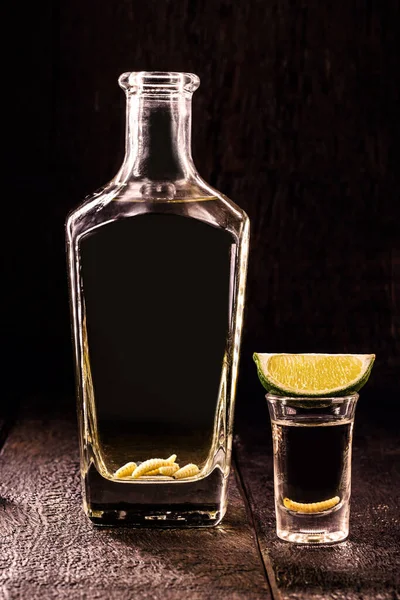 Mezcal Mescal Comúnmente Conocido Como Tequila Mexicano Con Larva Con — Foto de Stock